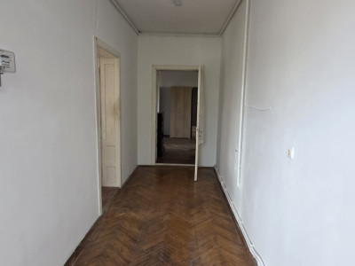 Casa de 3 camere, 130 mp., curte si gradina in zona Micro 1