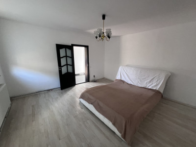 Casă tip duplex, decomandată, 4 camere, 80 mp, teren 130 mp, zona Iris.