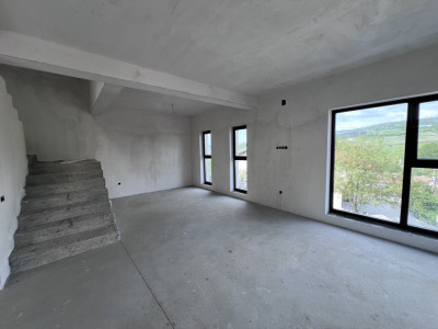 Casă tip duplex, 4 camere, 111 mp., teren 125 mp., zona Iris.