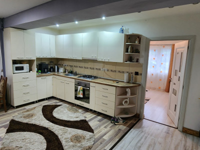 Apartament de 3 camere, 77 mp., garaj, boxa, zona Regal Baciu