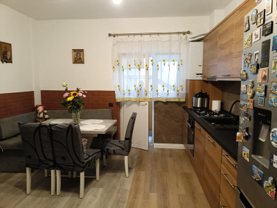 Apartament de 3 camere, decomandat, 70 mp., zona Stejarului
