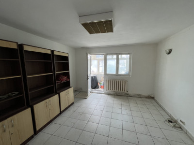 Apartament de 4 camere, decomandat, zona Independentei