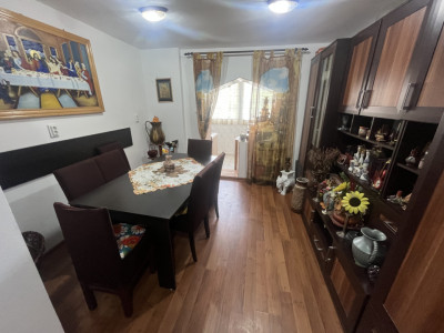 Apartament 2 camere , etaj 2 , decomandat 
