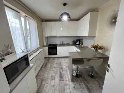 Apartament 3 camere , etaj 1, zona Subcetate