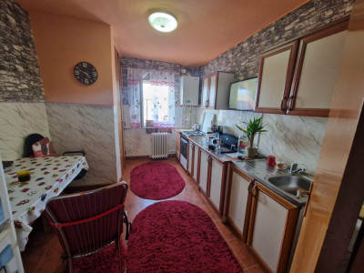 Apartament de 3 camere, decomandat, 64mp., zona Independentei.