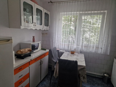 Apartament de 3 camere, decomandat, 64  mp., zona Decebal.