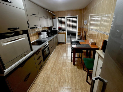 Apartament de 3 camere, decomandat, 110 mp.