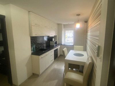 Apartament de 3 camere, decomandat, 54 mp., zona Stefan cel Mare