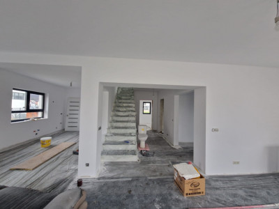 Casă individuala, decomandată, 5 camere,  180 mp., teren 500 mp., zona Subcetate