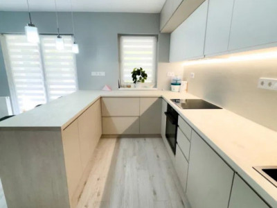 Casă individuala, decomandată,  4 camere, 250 mp., teren 1600 mp., zona Centura