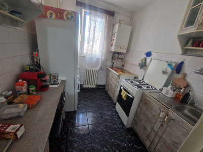 Apartament de 4 camere, decomandat, 96 mp., zona Andrei Muresanu