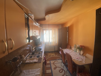 Apartament de 2 camere, decomandat, 57 mp., zona Subcetate