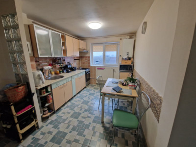 Apartament de 3 camere, 67 mp., zona Han