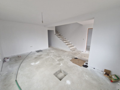 Casă individuala, decomandată, 10 camere, 210 mp., teren 15000mp., zona Centura.