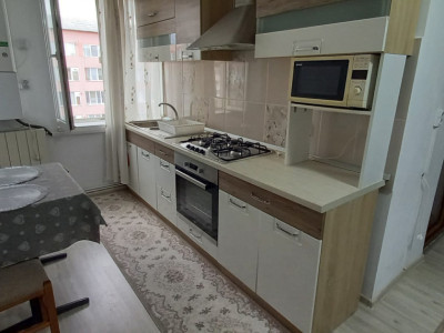 Apartament de 2 camere, decomandat, 45 mp., zona Decebal.