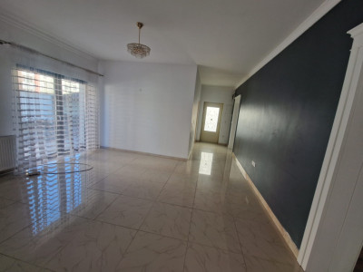 Casa individuala de 7 camere, decomandata, 228 mp., zona Sud.